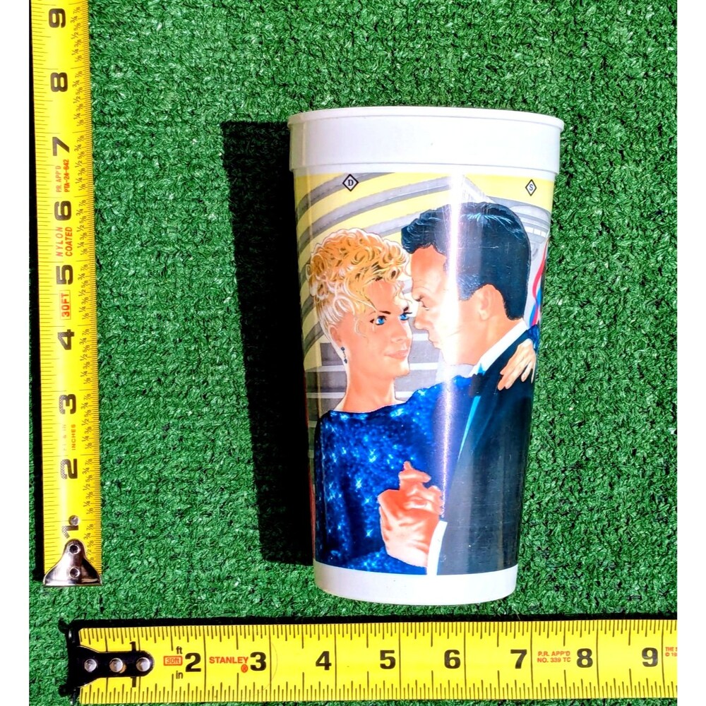 1992 McDonald's Coca Cola Batman Returns Bruce Wayne & Selina Kyle Art Cup EUC